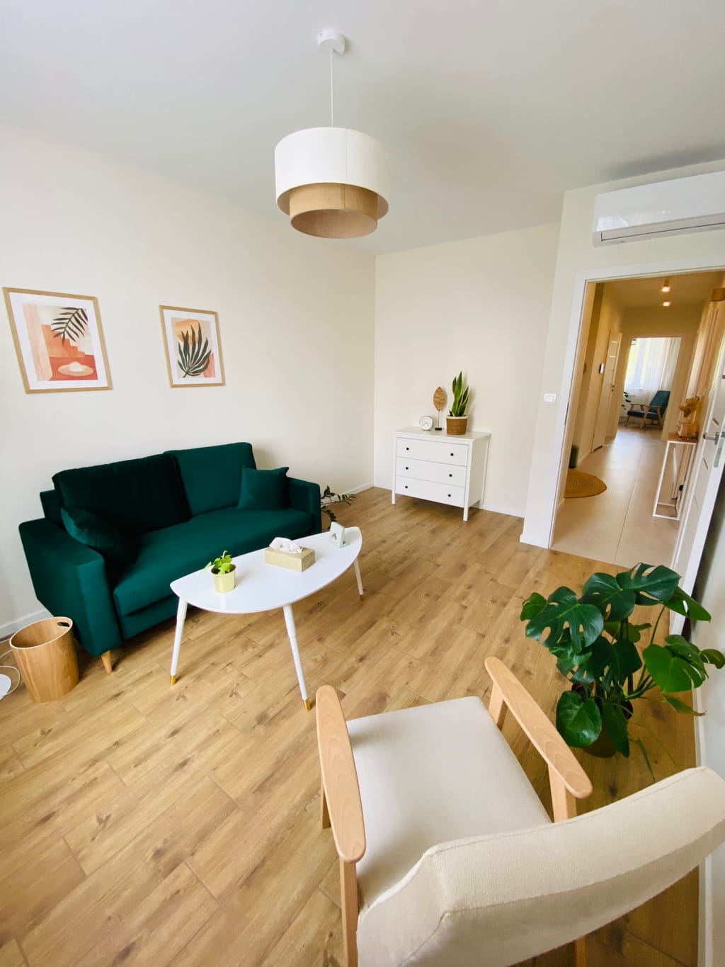 Gabinet 1 z widokiem na korytarz